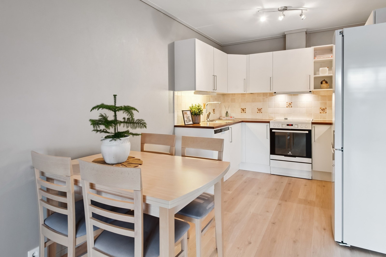 Spiseplassen har en naturlig plass mellom kjøkkenet og stuen. Galleribilde