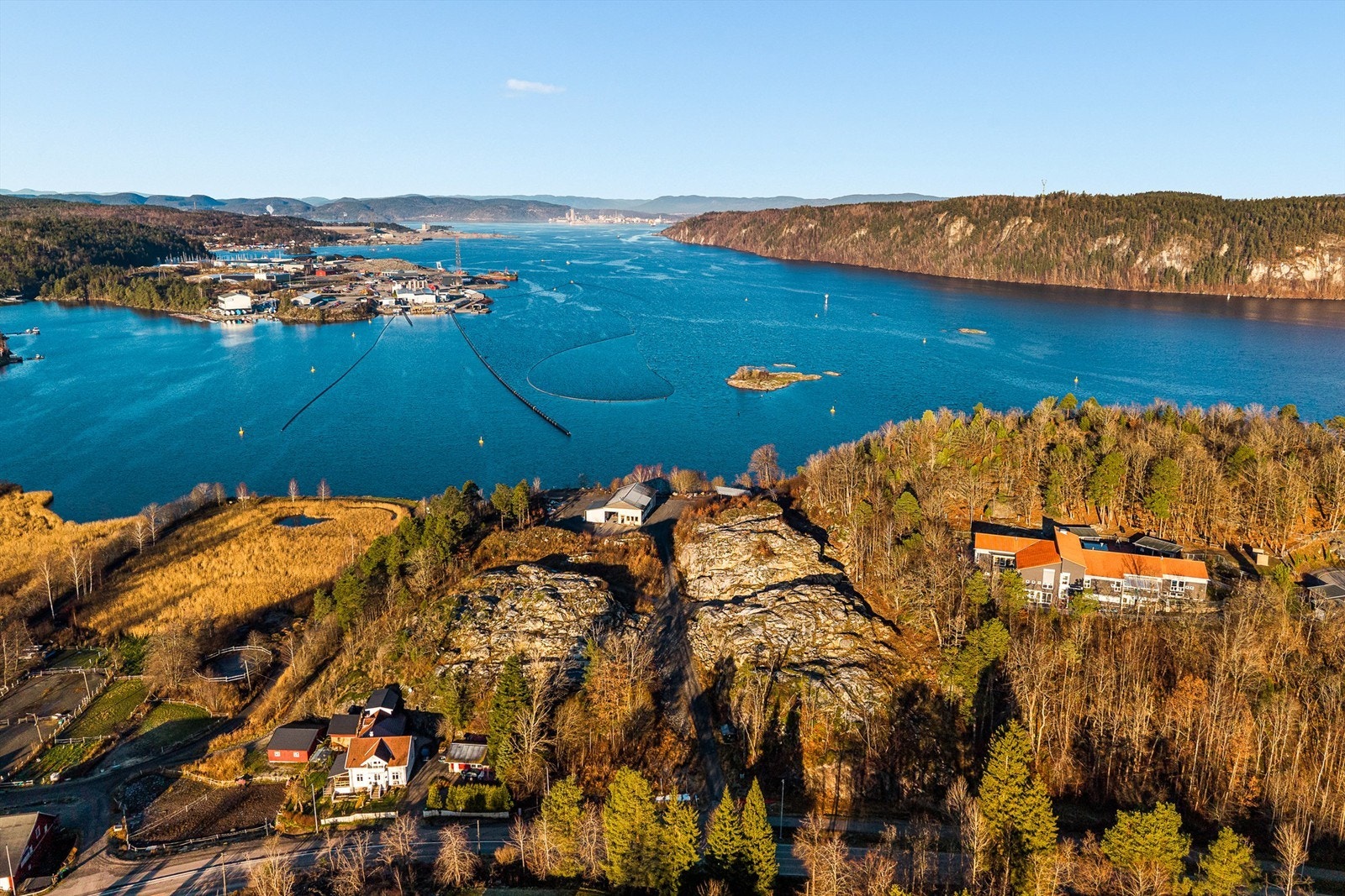 Til høyre for området ligger Marthas barnehage. Jordet til venstre benyttes til ridebane. Galleribilde