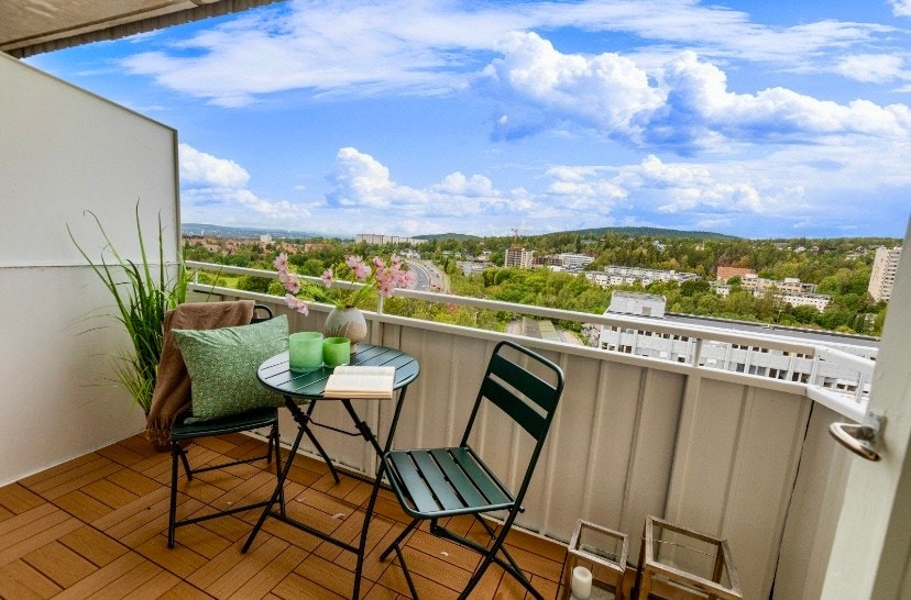 Luftig balkong fra stuen med fantastiske solforhold og utsikt Galleribilde