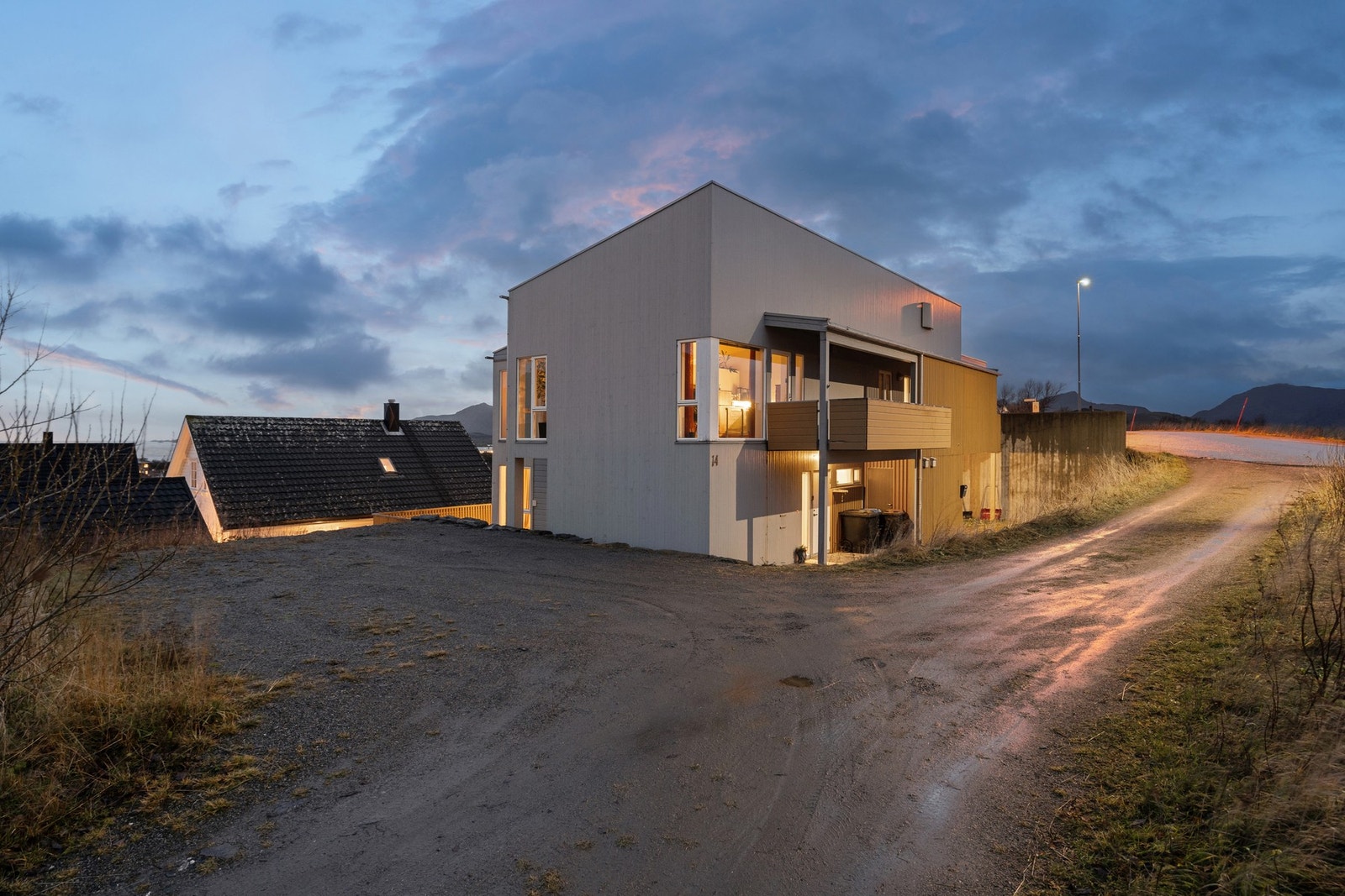 Gruset adkomst og parkering. Galleribilde