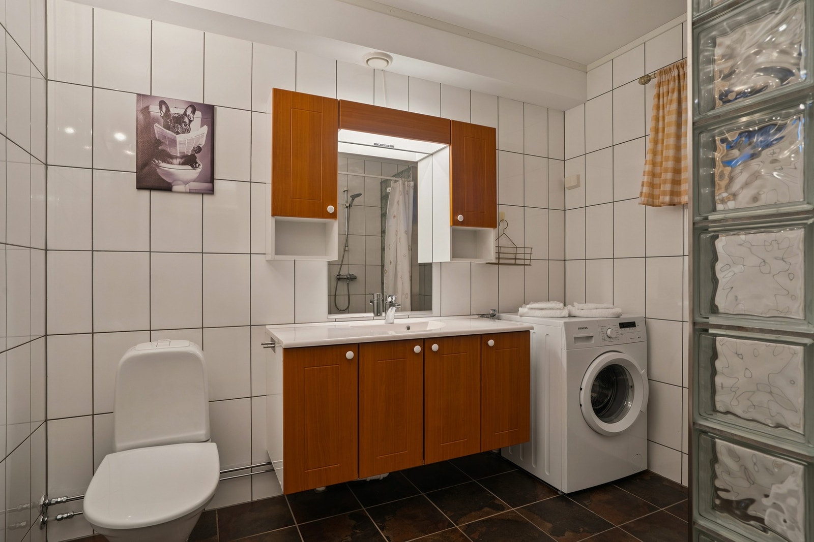 Romslig, flislagt bad/vaskerom. Galleribilde