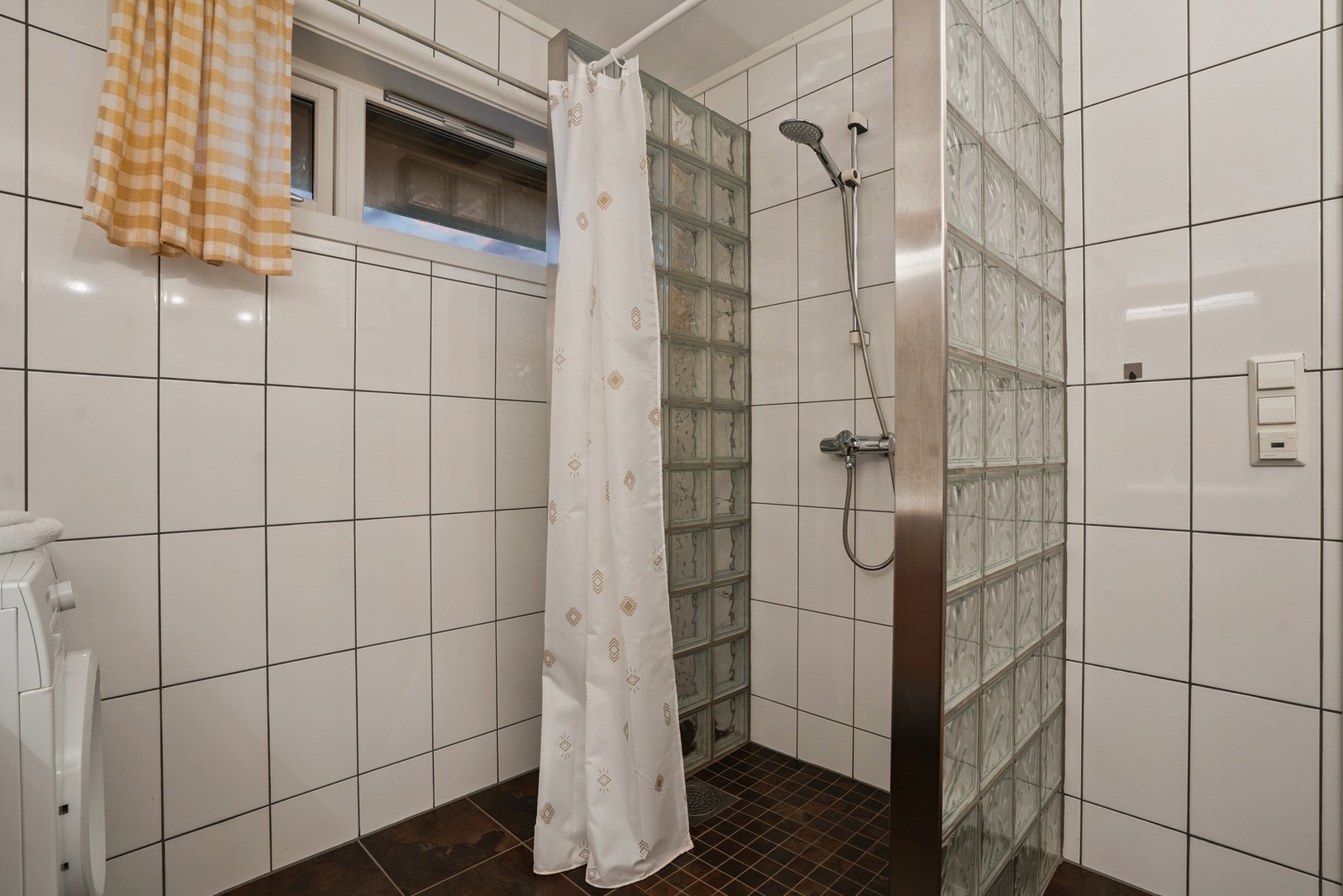 Dusjnisje med glassbyggerstein. Galleribilde