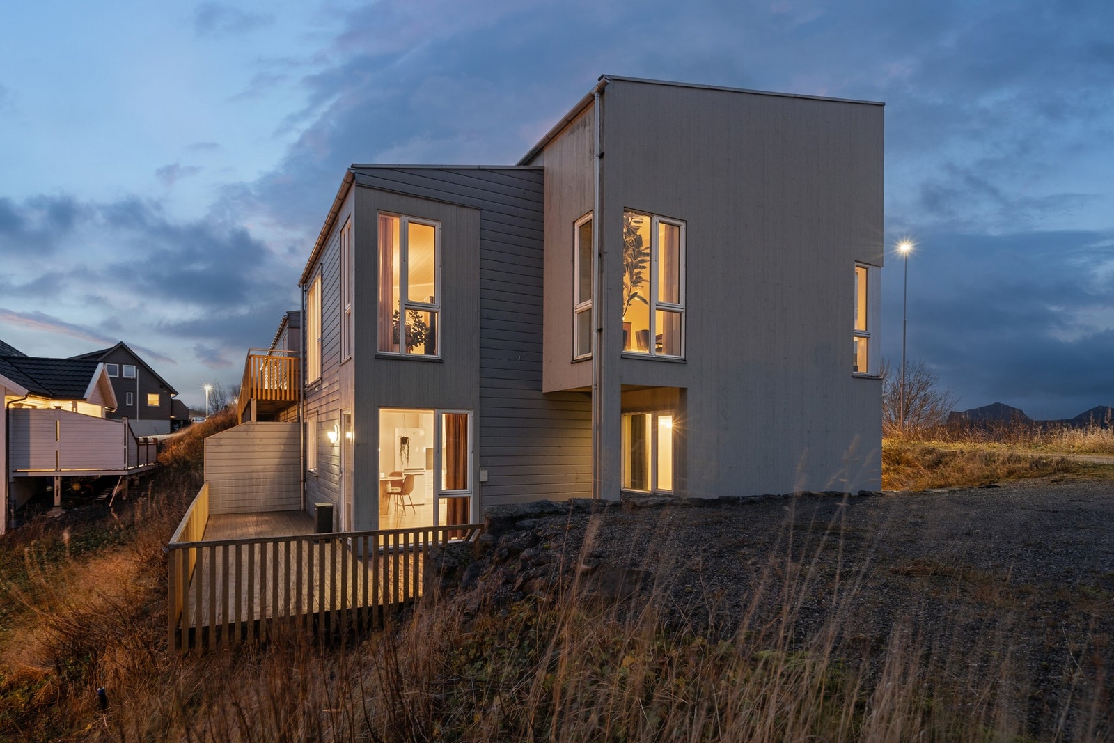 Boligen er del av en tremannsbolig som ligger sentralt plassert, samtidig som den ligger tilbaktrukket til på Langhaugen. Galleribilde