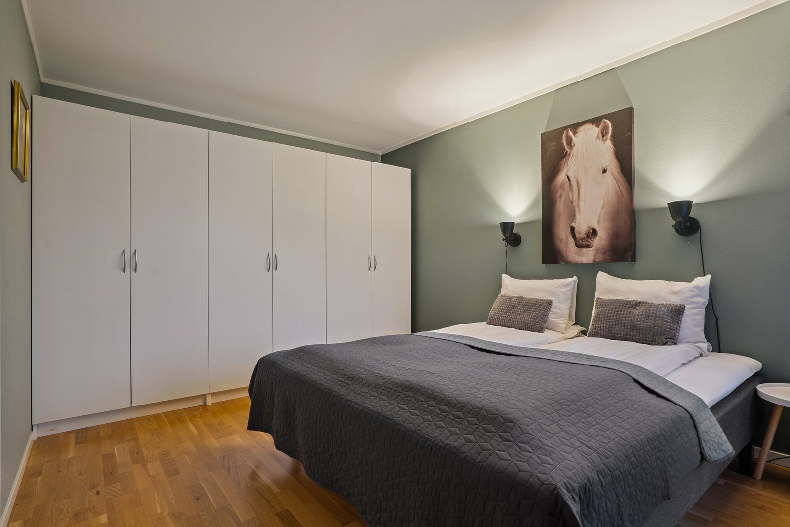 Tre doble garderobeskap. Galleribilde