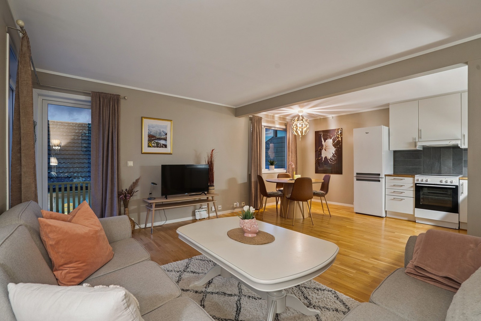 Boligen har en moderne, åpen planløsning der stue og kjøkken er integrert i ett rom. Galleribilde