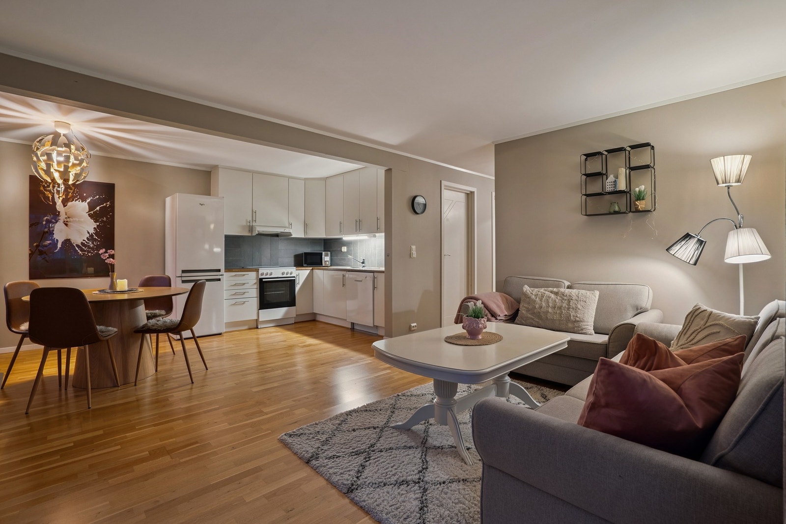 Velkommen til Langhaugen 14 - Presentert av EiendomsMegler1 Lofoten. Foto: EFKT. Galleribilde