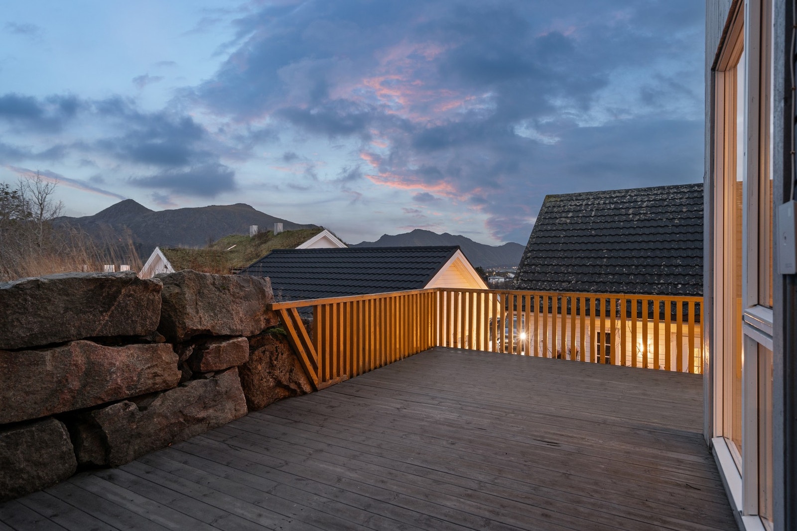 Terrasse med god plass til utemøbler og grill. Galleribilde