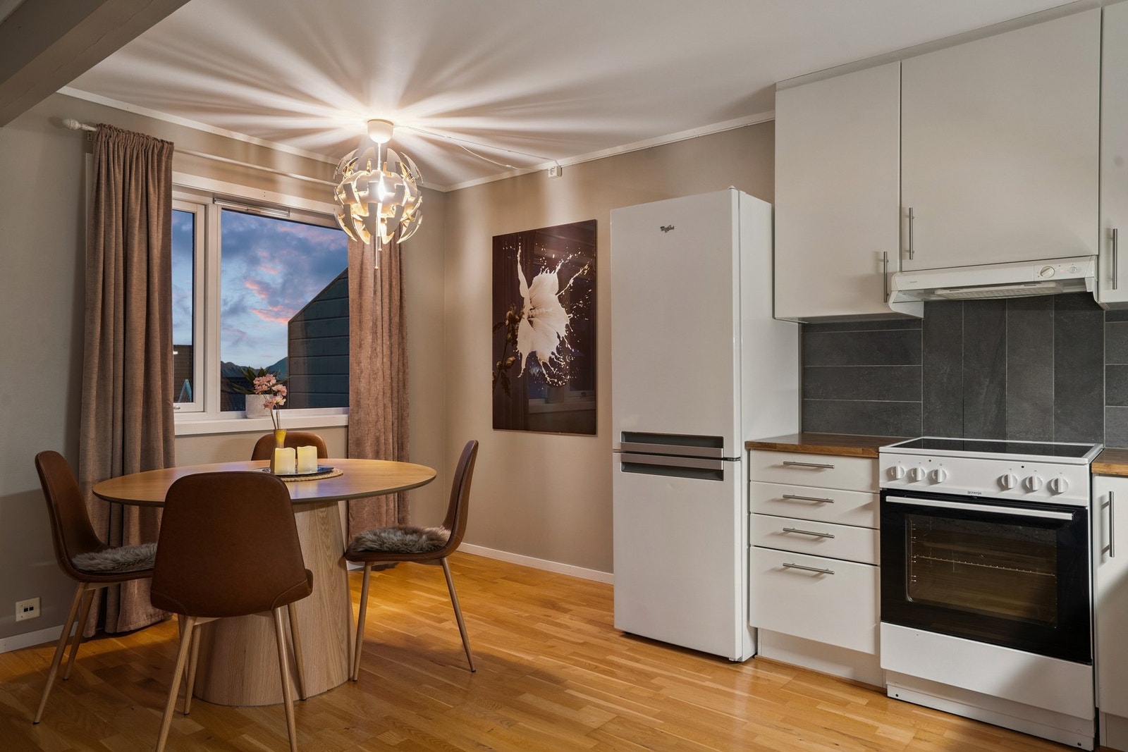 God plass til spisegruppe ved kjøkkenet. Galleribilde