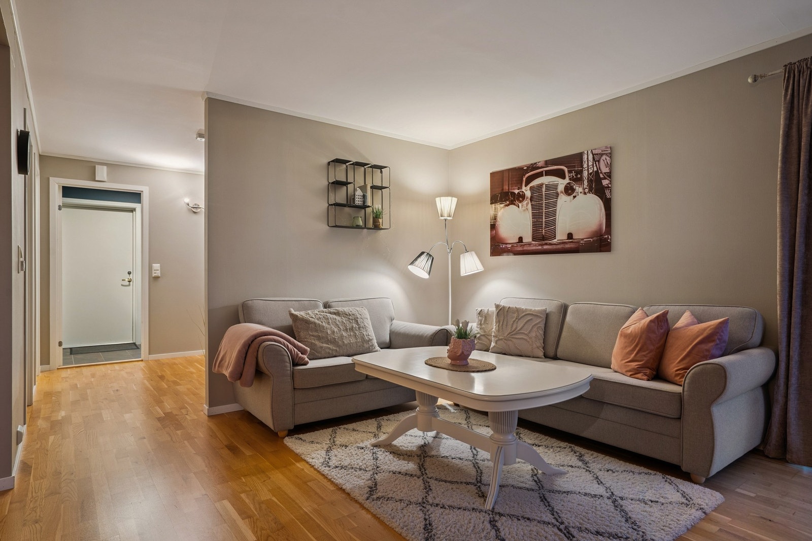 Vi kommer inn i en lys og trivelig stue. Galleribilde