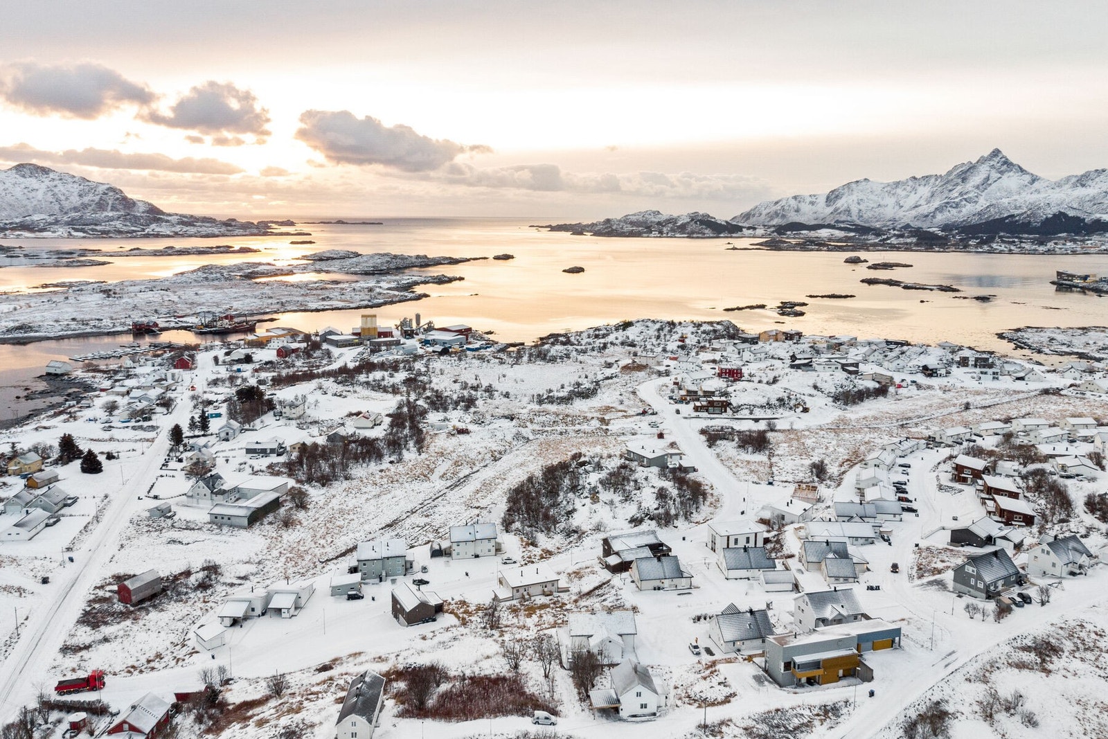 Dronebilde fra 2021. Her bor du fint til i det attraktive boligfeltet Breidablikk. Galleribilde