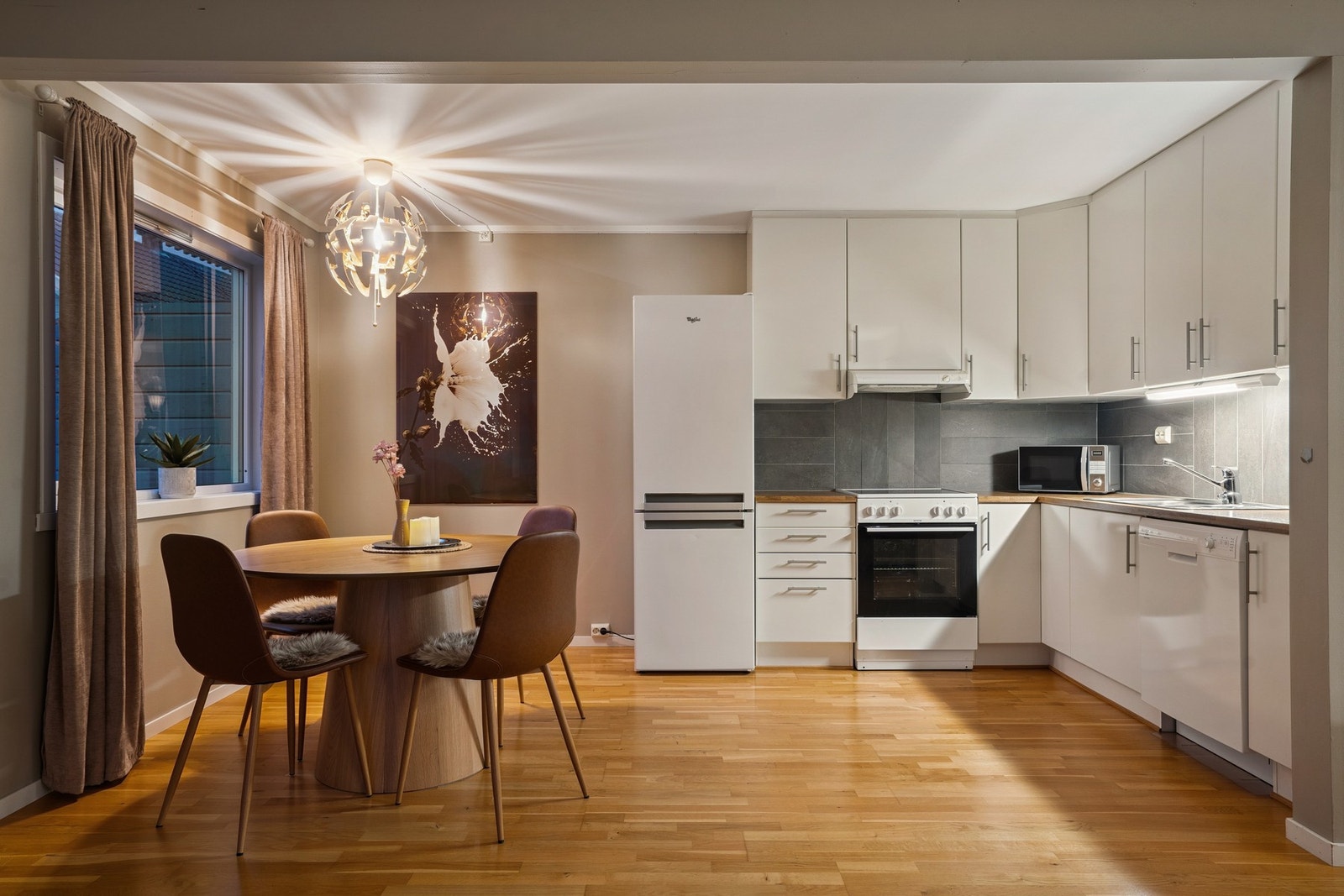 Klassisk kjøkken med takhøye overskap. Galleribilde