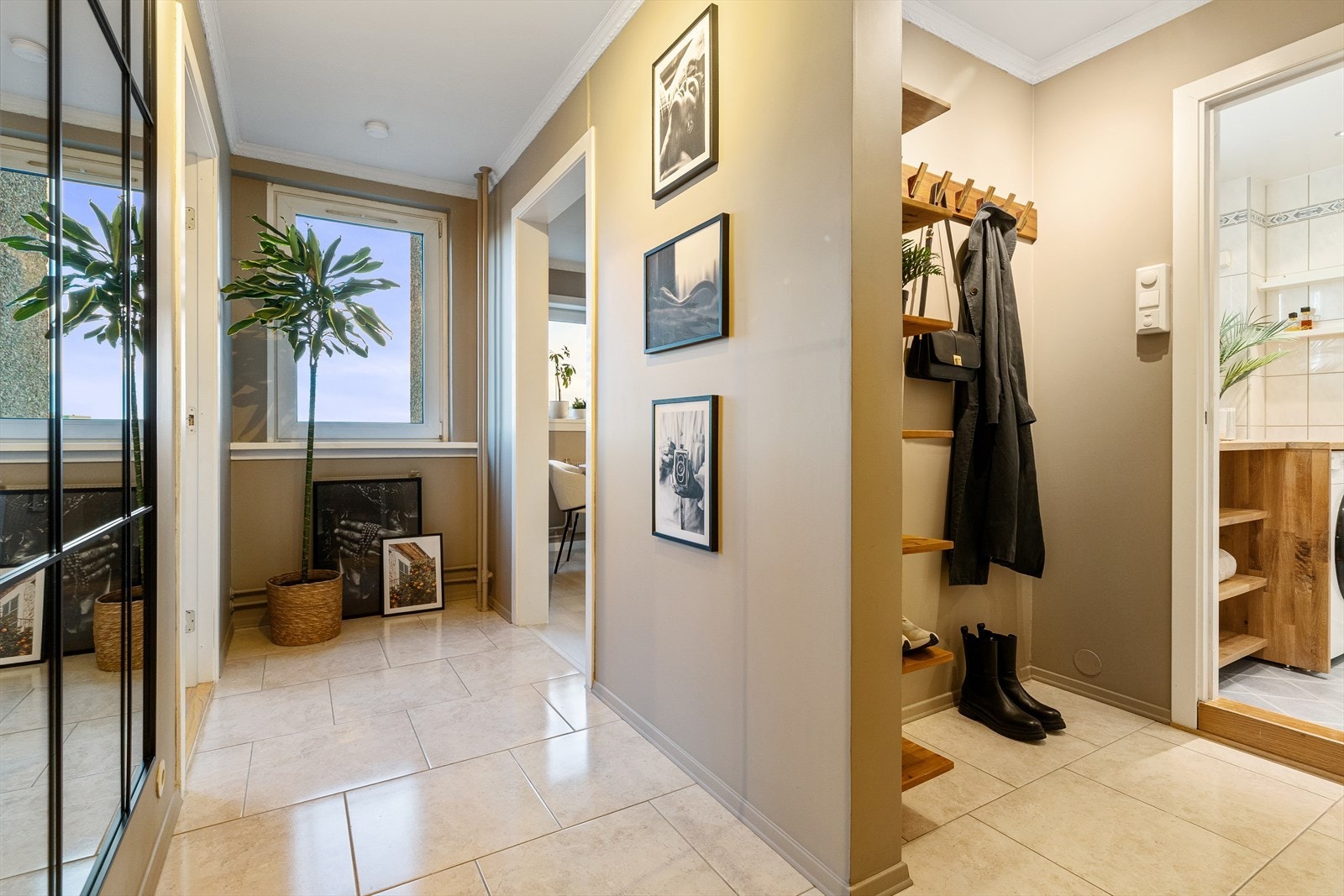 Vinduet i entréen gir naturlig lys og gjør rommet lyst og innbydende Galleribilde