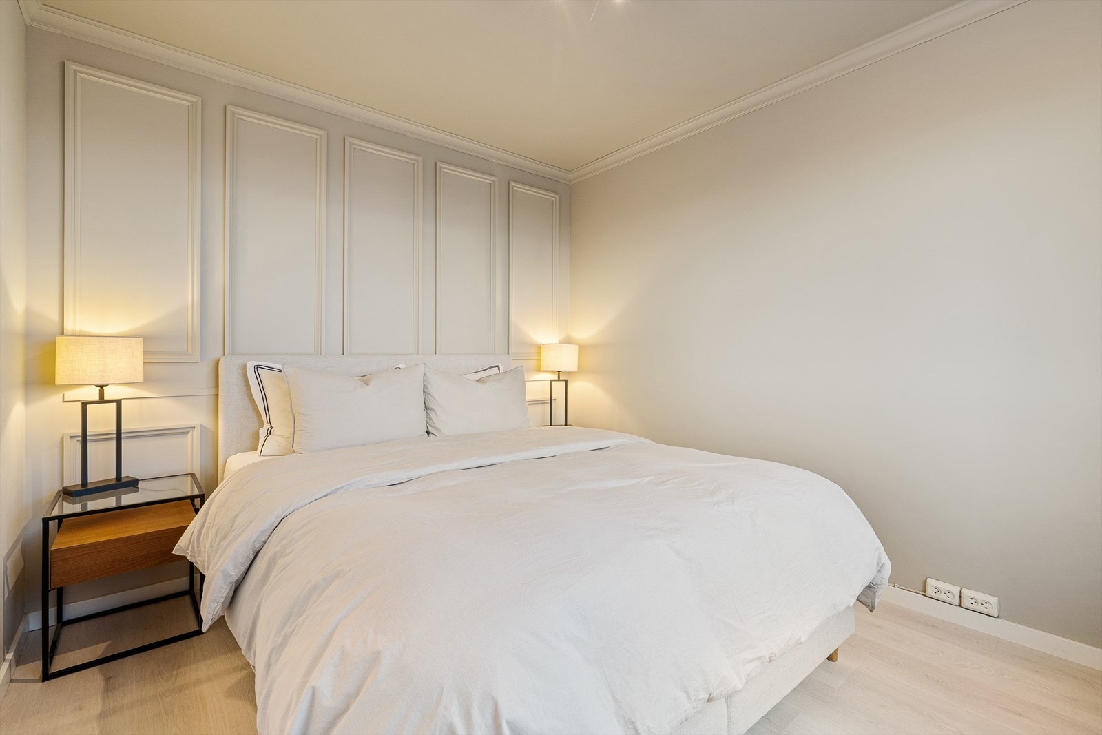 Romslig soverom med pene overflater, gode lysforhold og luftig romfølelse. Oppgradert i 2023 med nytt laminatgulv og malte vegger. Dekorative rammer på soveromsvegger og alle dører i leiligheten Galleribilde