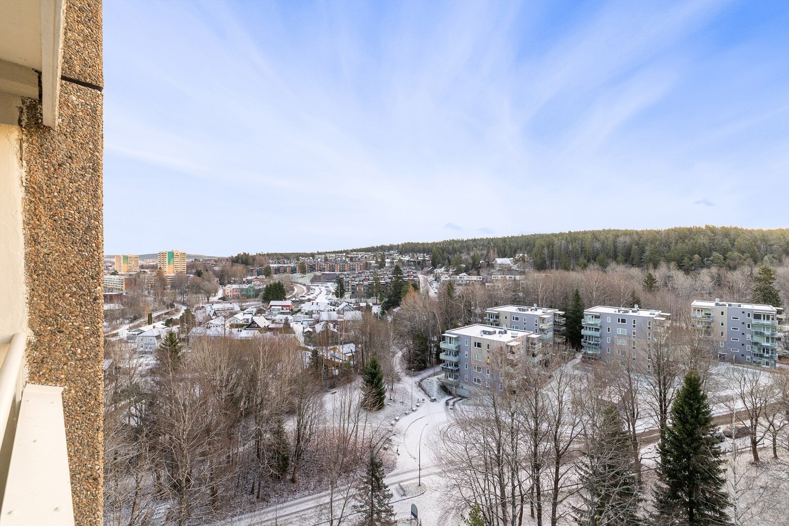 Den usjenerte uteplassen vender mot Østmarka og byr på et nydelig sted å starte dagen Galleribilde