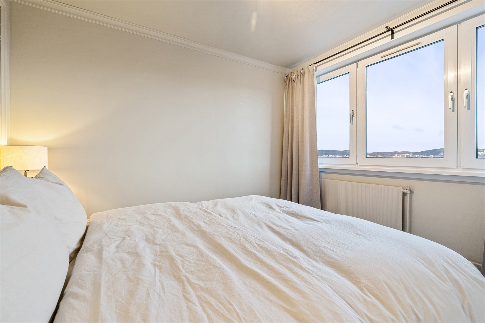 Store vindusflater gir langstrakt utsikt og full skjerming for innsyn - her våkner du til himmel og morgensol i sin vakreste form Galleribilde