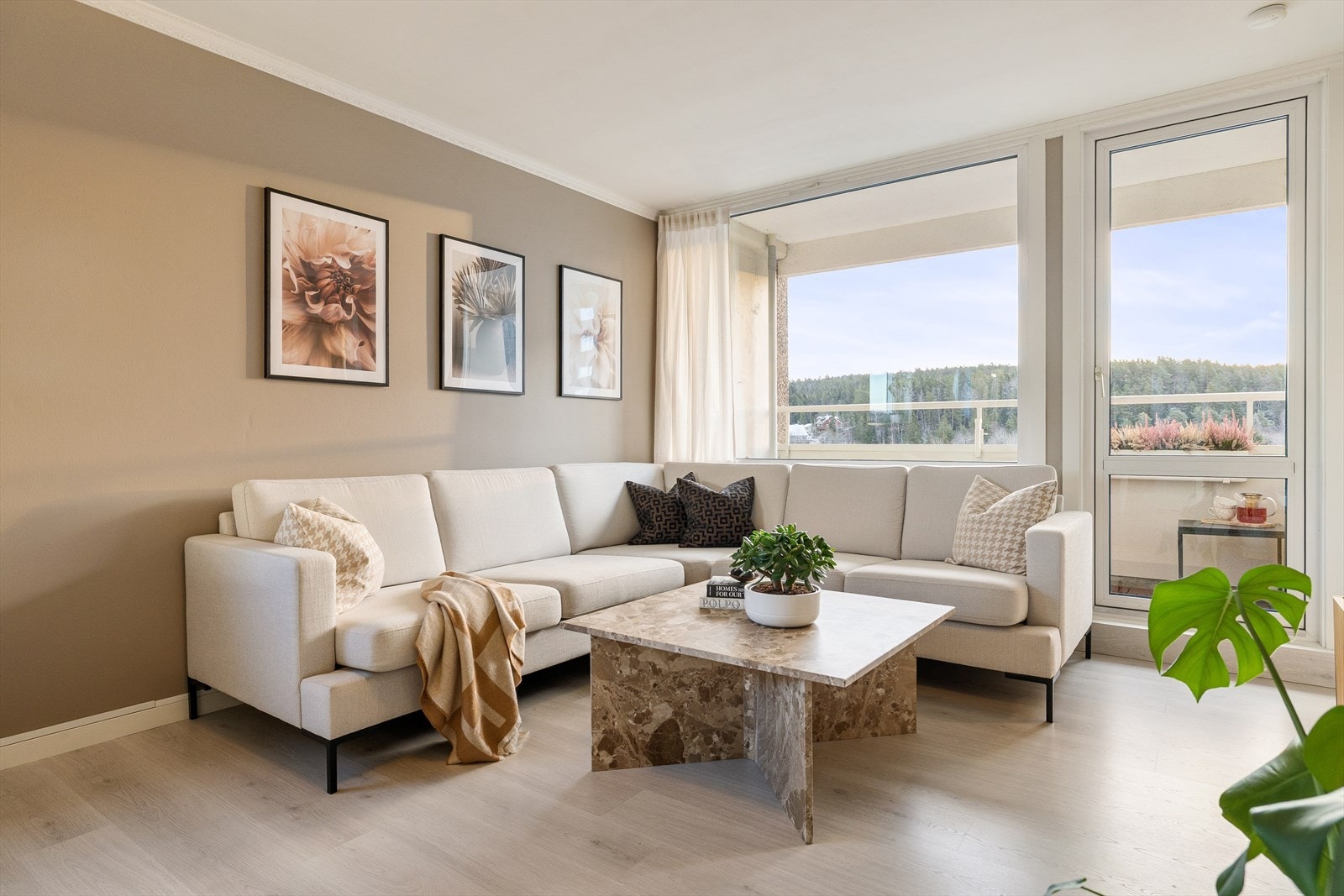 Stuen ble i 2023 oppgradert med nytt laminatgulv og nymal te veggflater. Fyring, varmtvann og bredbånd er inkludert i felleskostnadene Galleribilde