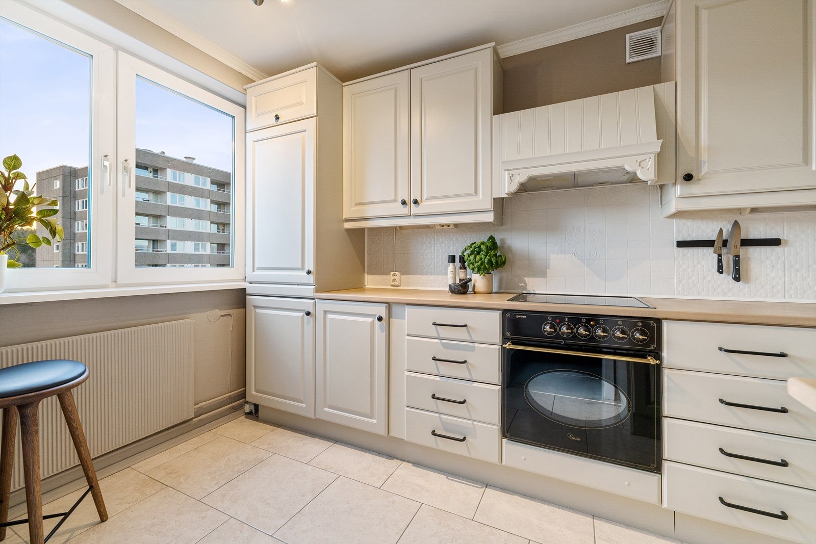 Stort, separat kjøkken med flislagt gulv, store vindusflater og rikelig med naturlig lys Galleribilde