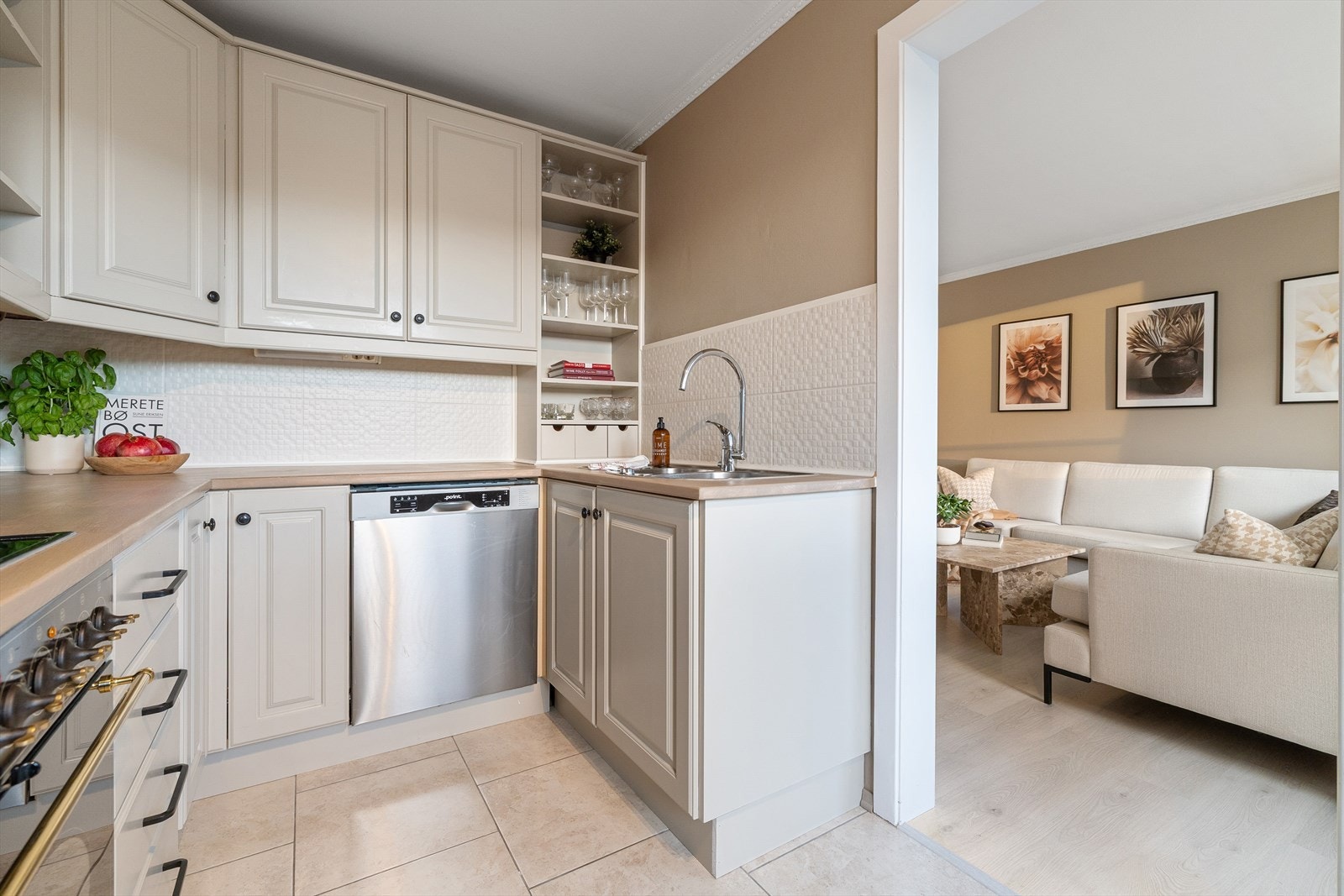 Rommet ligger i fin forlengelse av stuen og har en praktisk utforming med gode arbeidsflater og svært god oppbevaringsplass Galleribilde