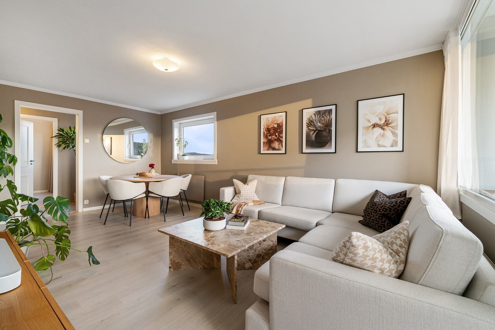 Lys og luftig stue med gode møbleringsmuligheter. Hjørnebeliggenheten sikrer lysinnslipp fra to himmelretninger og en behagelig atmosfære året rundt Galleribilde