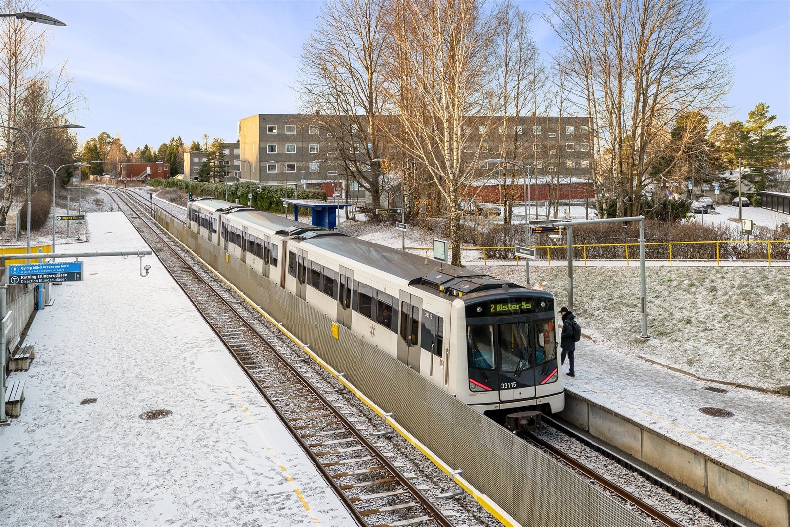 Det er ca. fem minutters gange til Haugerud T-banestasjon (linje 2), som tar deg til sentrum på ca. 15 minutter. Bussforbindelser i nærområdet gir ytterligere fleksibilitet, og Flybussen stopper også i området Galleribilde