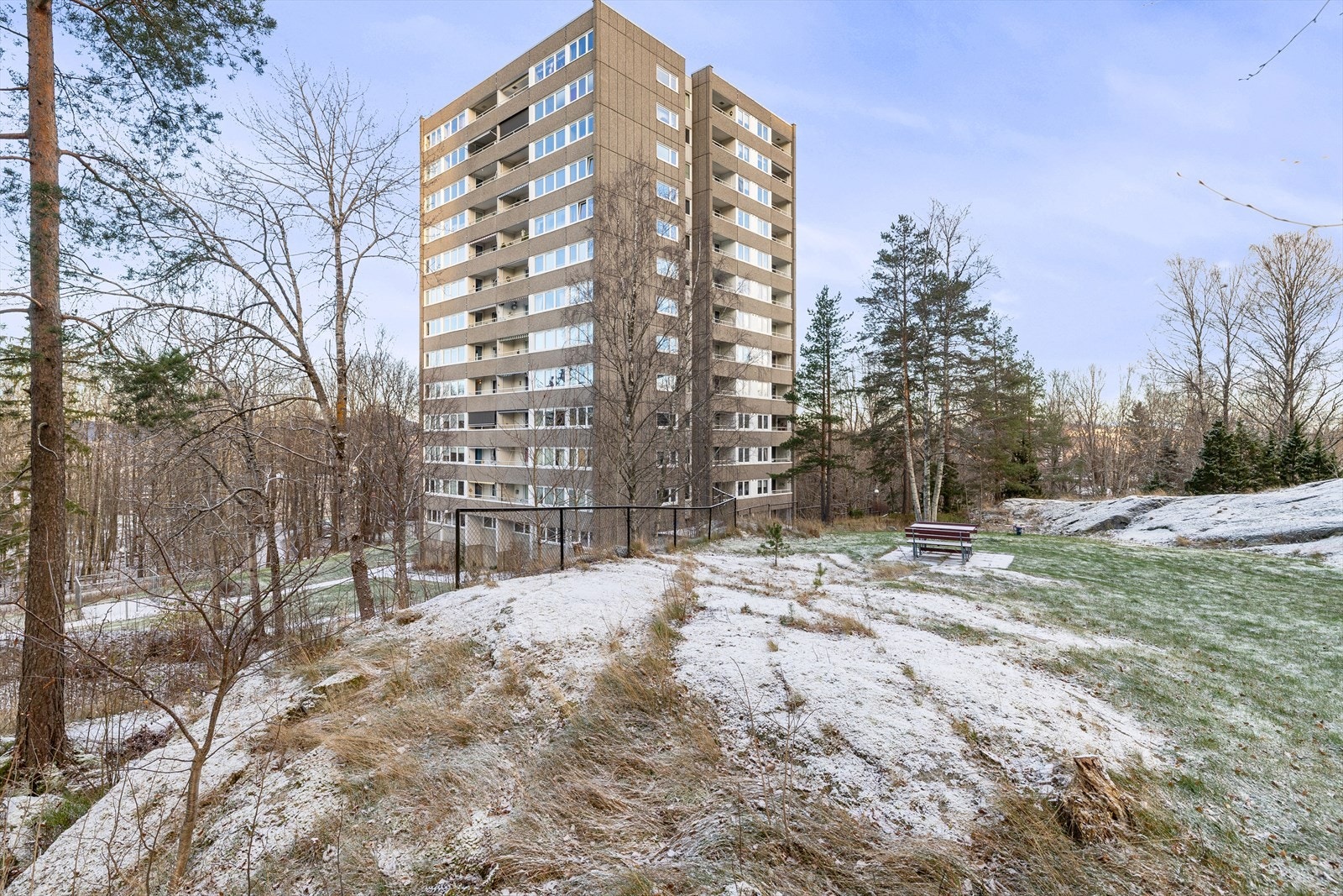 Solfjellet Borettslag ligger rundt en skogkledd kolle, med store plenområder. Den åpne utformingen gir et rolig og naturnært bomiljø - og bidrar til at området oppleves som en naturlig forlengelse av Østmarka Galleribilde