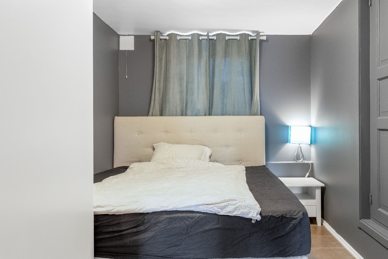 Koselig og innbydende soverom innredet med praktisk garderobeskap. Galleribilde