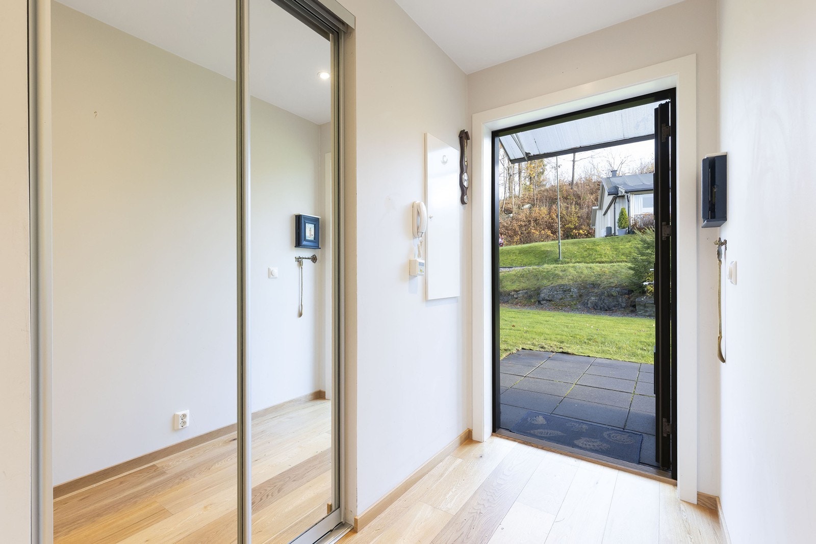 Praktisk skyvedørsgarderobe i gangen Galleribilde