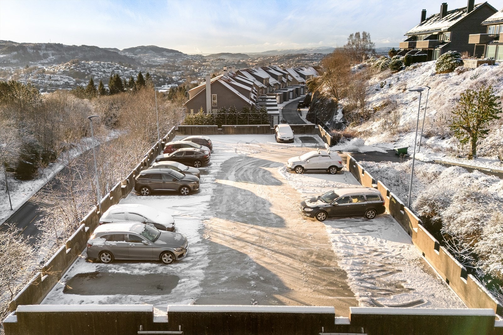 Fast parkering på toppen av garasjeanlegget. Her er det lagt opp for elbil-lader. Galleribilde