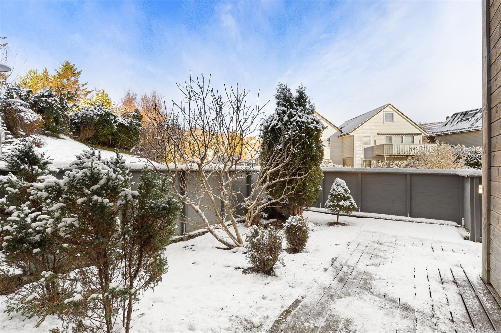 På framsiden av leiligheten har du en koselig liten beplantet hage. Galleribilde