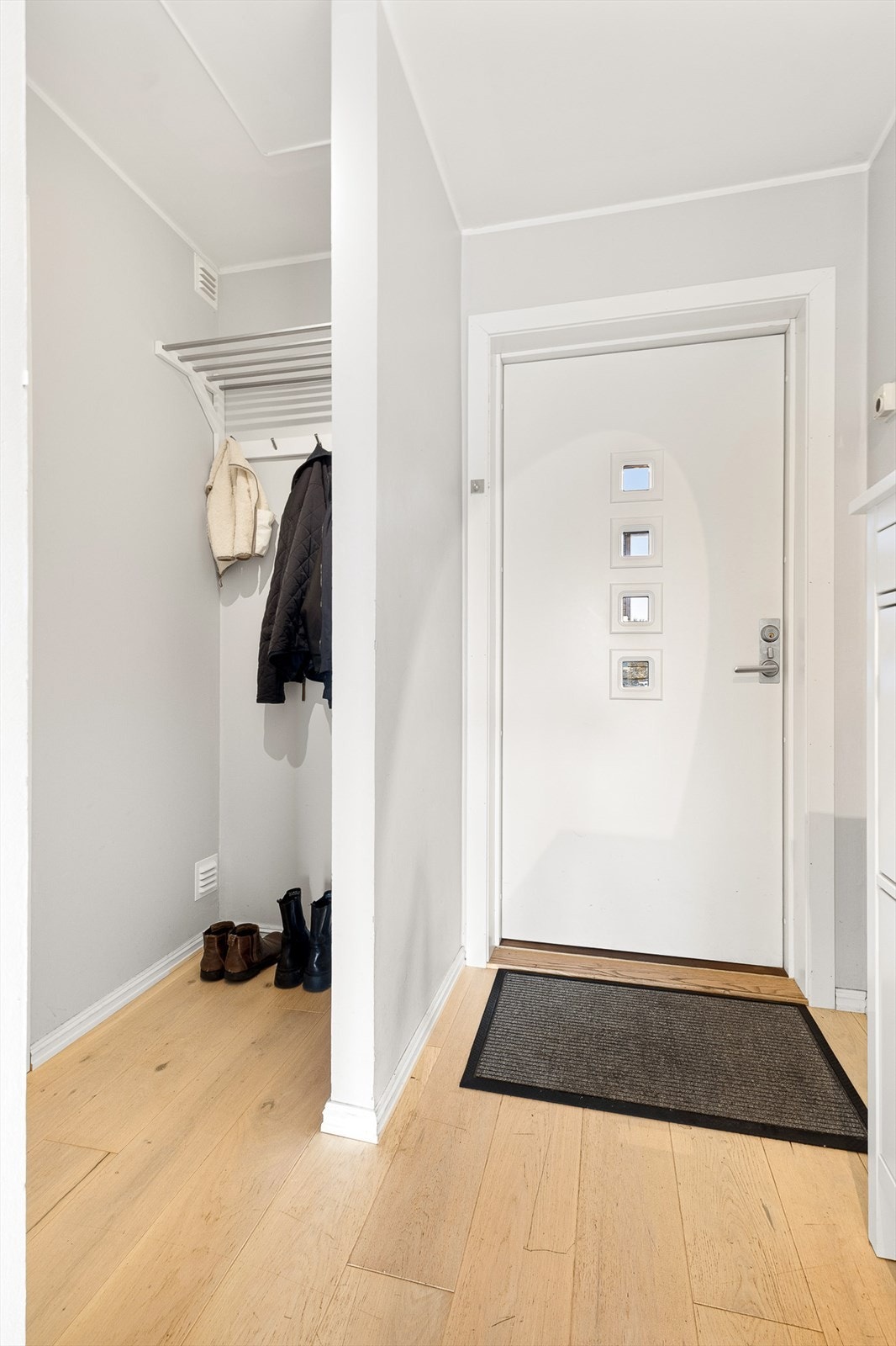 Entreen er lys og innbydende med en praktisk garderobeløsning. Galleribilde