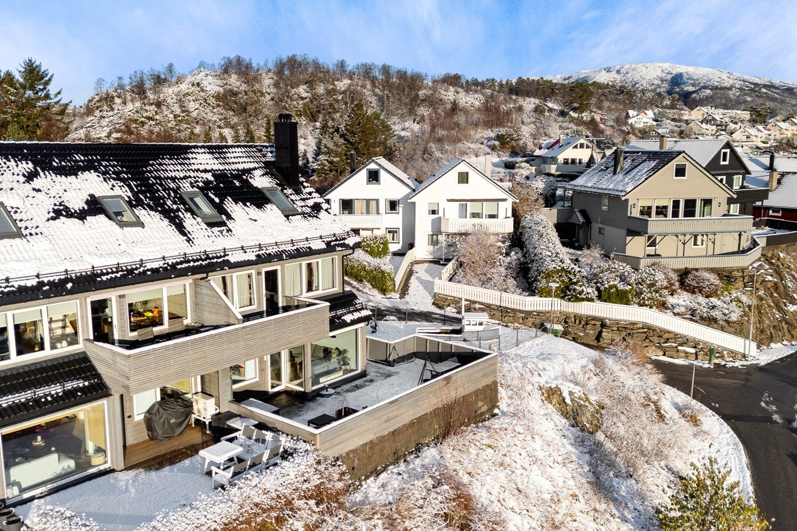 I nærområdet finner du barnehager, skoler og dagligvarebutikker, samt lekeplasser og grønne fellesområder. Galleribilde