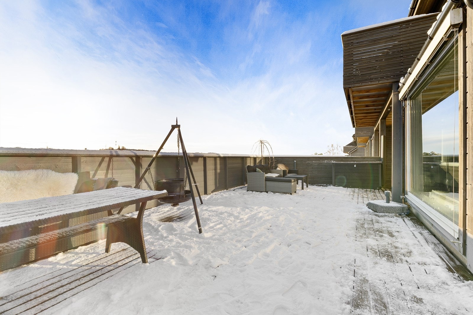 Terrassen gir en utvidelse av leiligheten med rikelig plass til både spisegruppe og lounge. Galleribilde