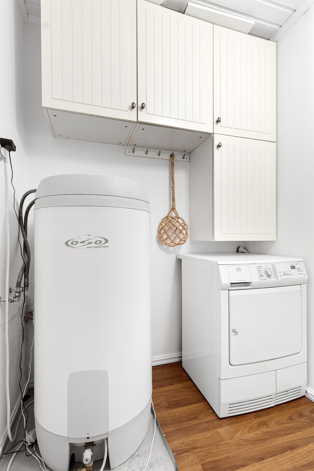 Fra gangen har du inngang til en praktisk bod med god plass til oppbevaring. Galleribilde