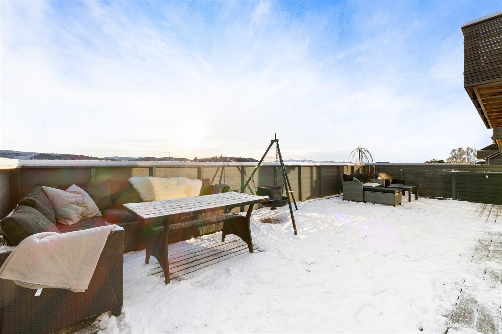 Fra stuen har du utgang til terrasse på hele 76 m². Galleribilde