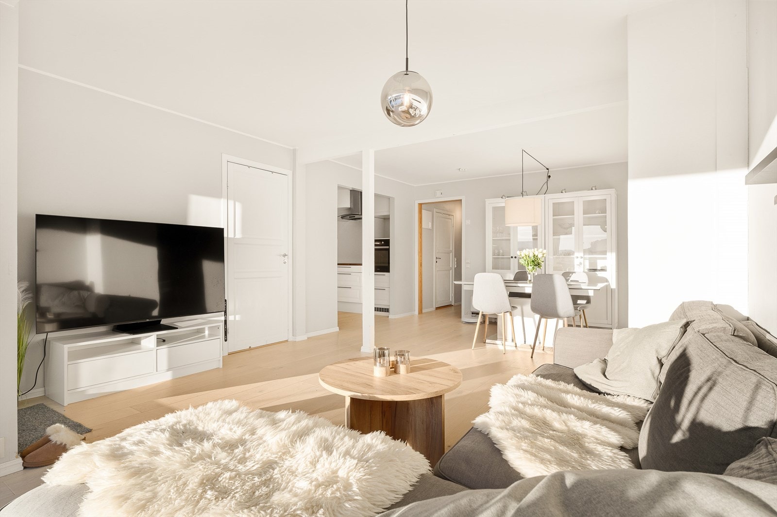 Stuen gir gode møbleringsmuligheter og kan enkelt tilpasses dine behov og ønsker. Galleribilde