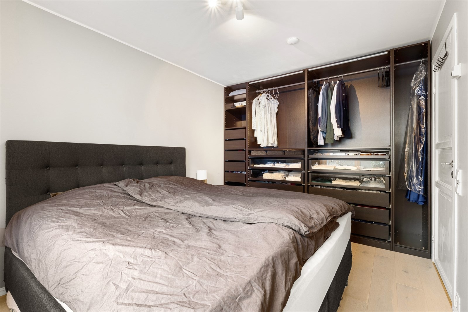 Her har du god plass til stor dobbeltseng og garderobeskap. Galleribilde