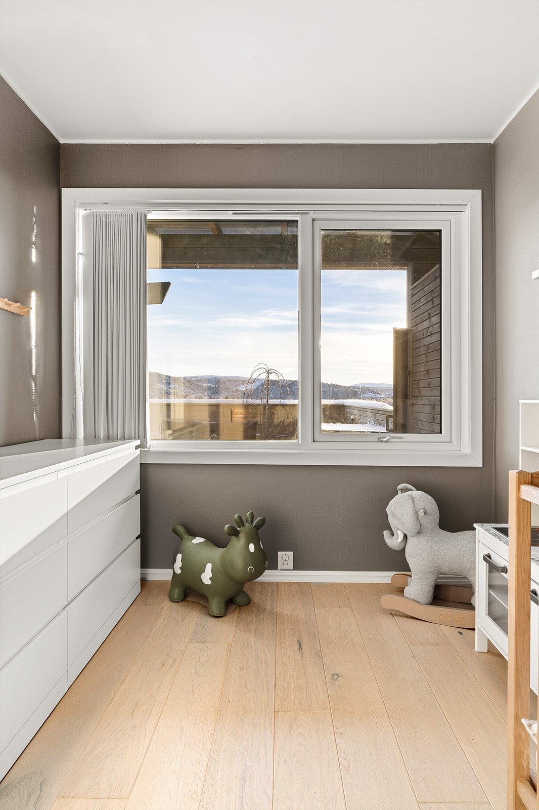 Her har du store vinduer som slipper inn rikelig med naturlig lys. Galleribilde