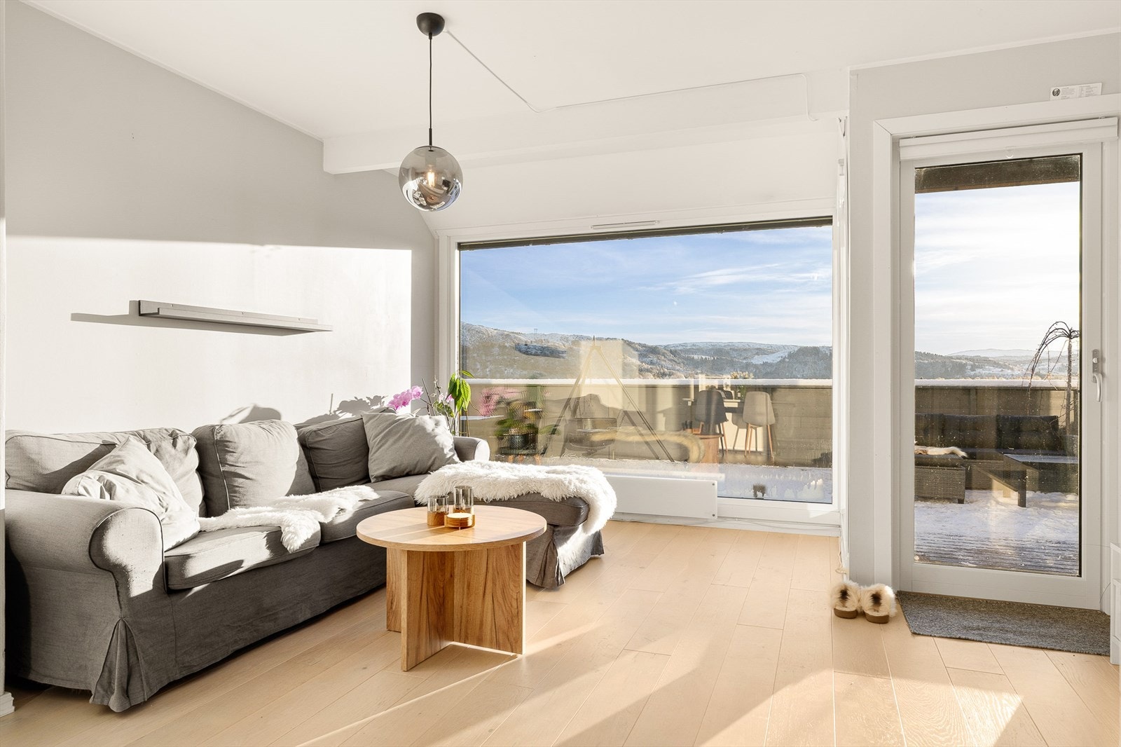 Lys stue med nøytrale farger som gir et tidløst uttrykk og god romfølelse. Galleribilde