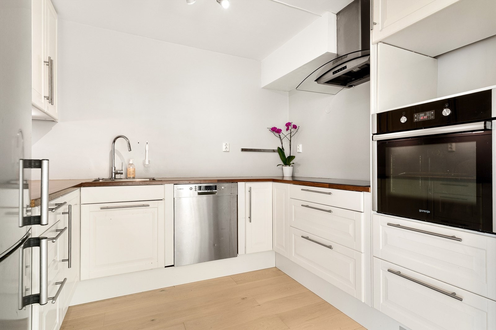 Her har du integrert oppvaskmaskin, steikeovn og platetopp. Galleribilde