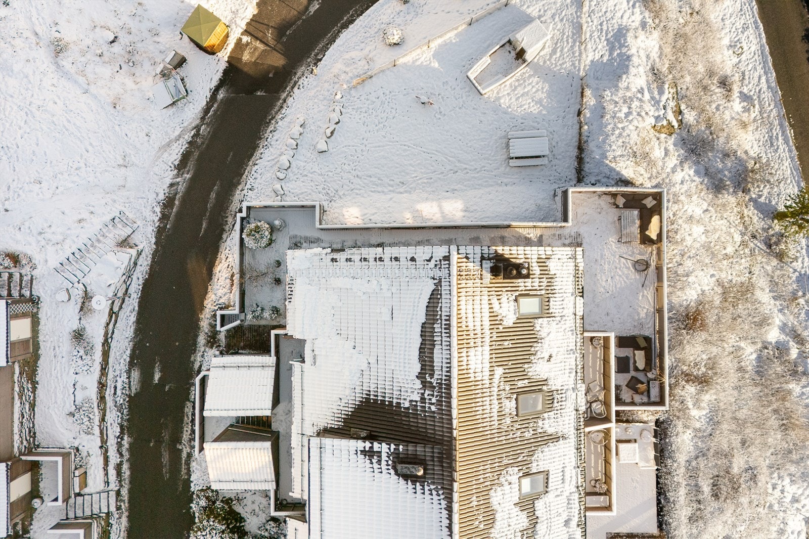 Terrassen er av god størrelse og strekker seg rundt flere siden av leiligheten. Galleribilde