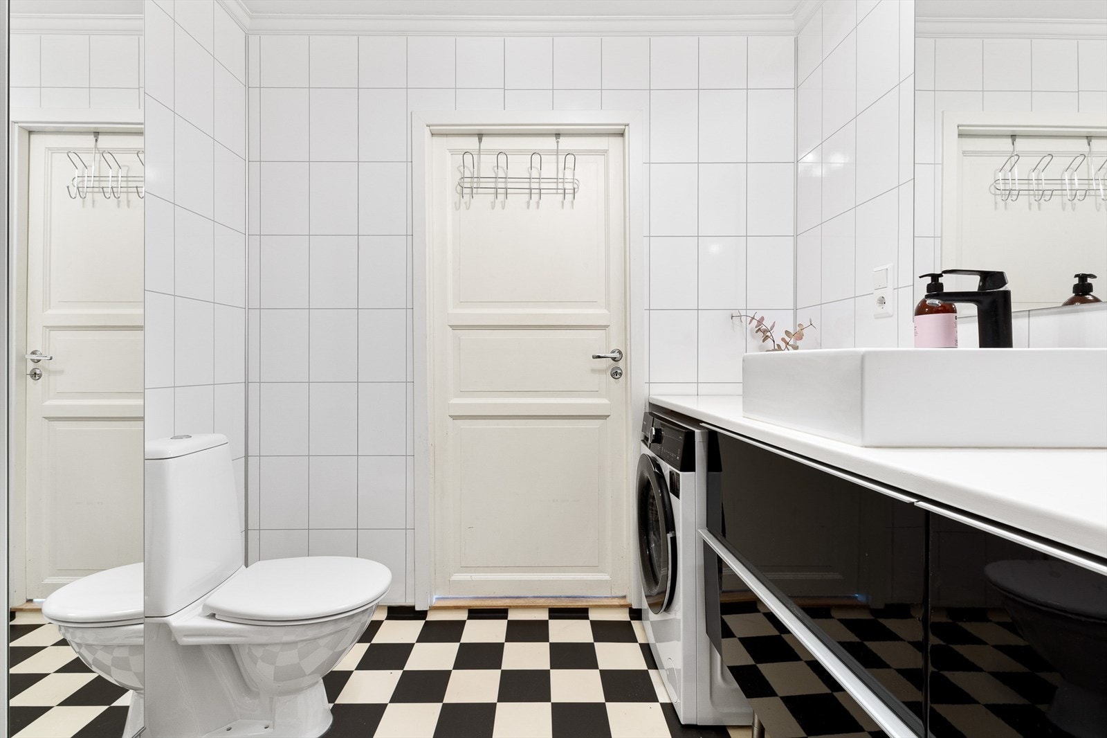 Det er varmekabler i gulvet og opplegg for vaskemaskin. Galleribilde