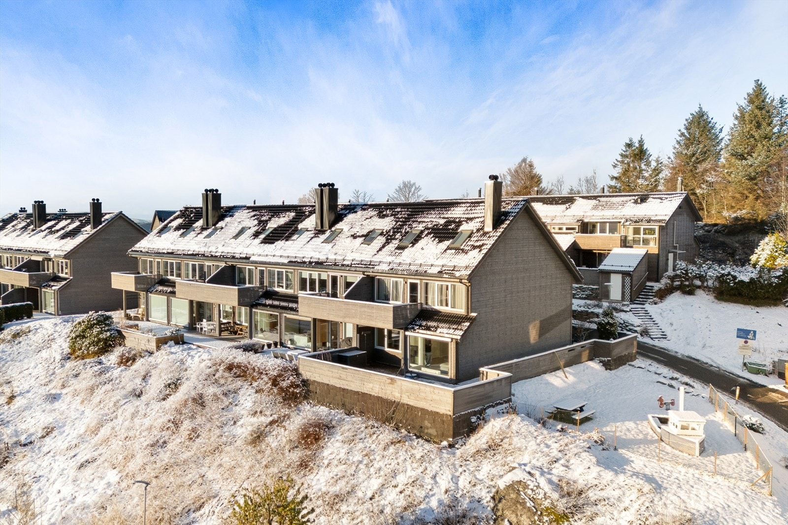 Rett nedenfor leiligheten har du en praktisk lekeplass for de minste. Galleribilde