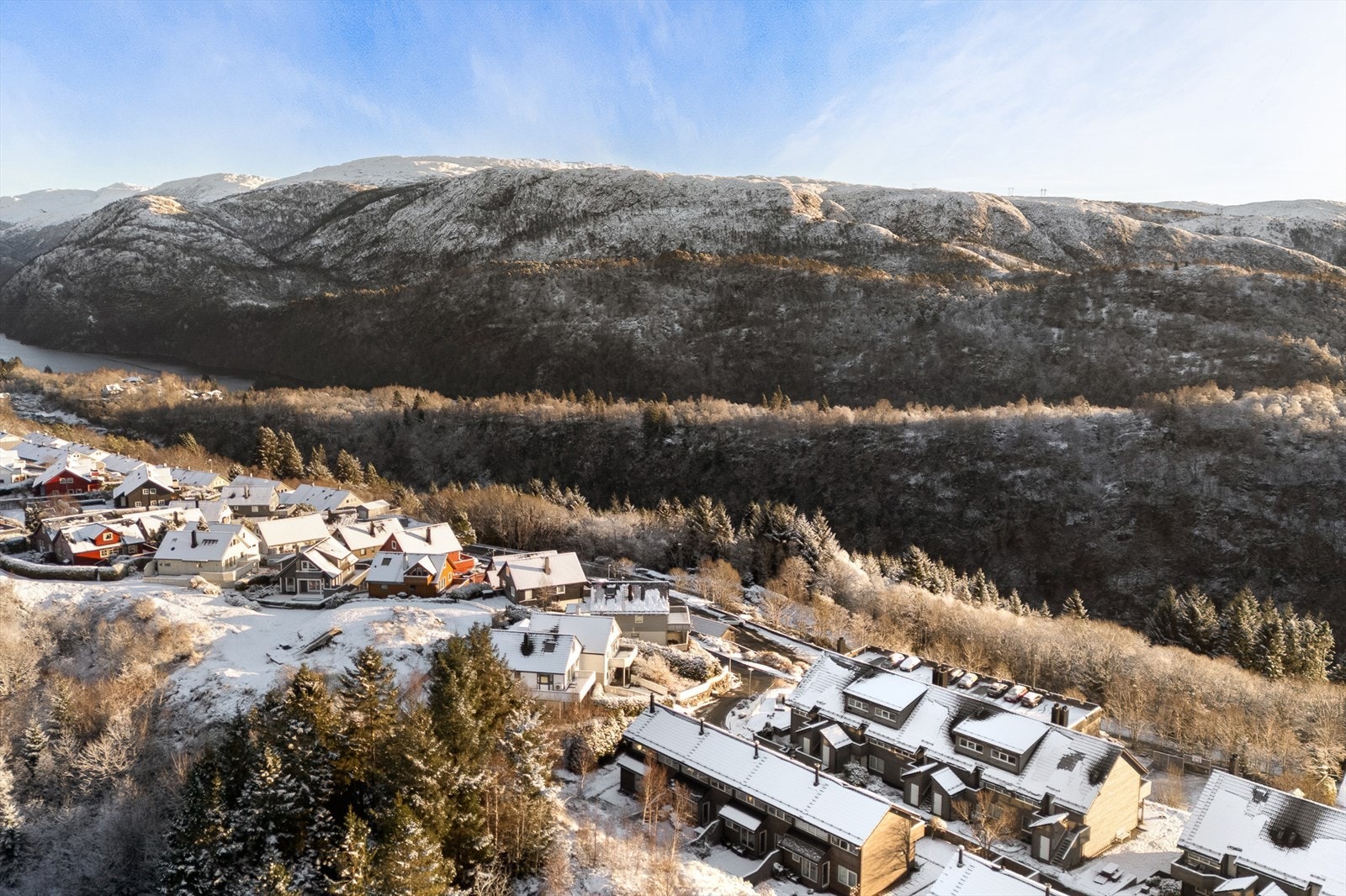 Transporttilbudet er svært godt med busslinje 16E til Bergen sentrum via Haukeland sykehus, og enkel adkomst til hovedveinettet. Galleribilde