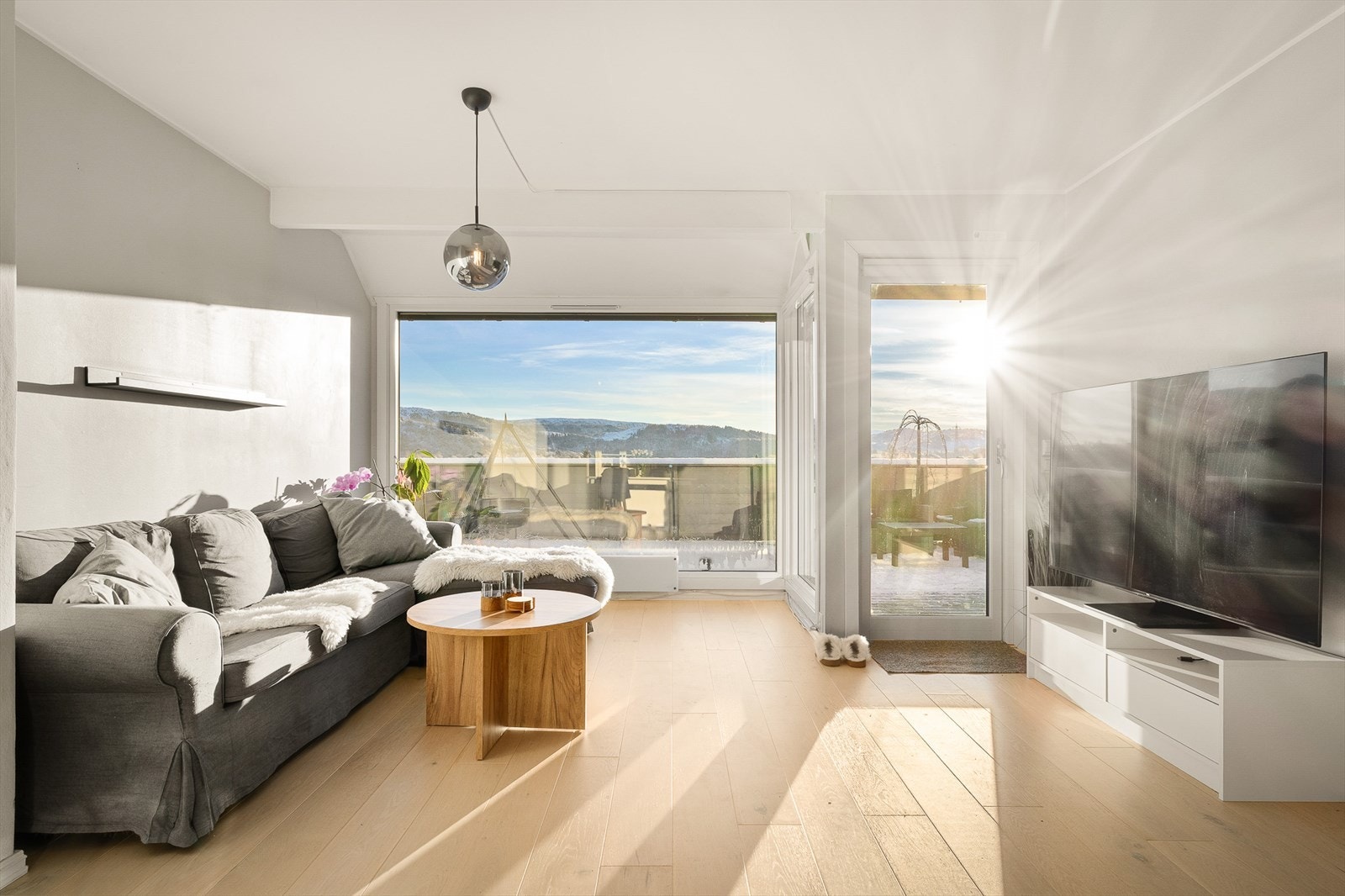 De store vinduene i front slipper inn rikelig med naturlig lys og åpner opp for en fantastisk utsikt. Galleribilde