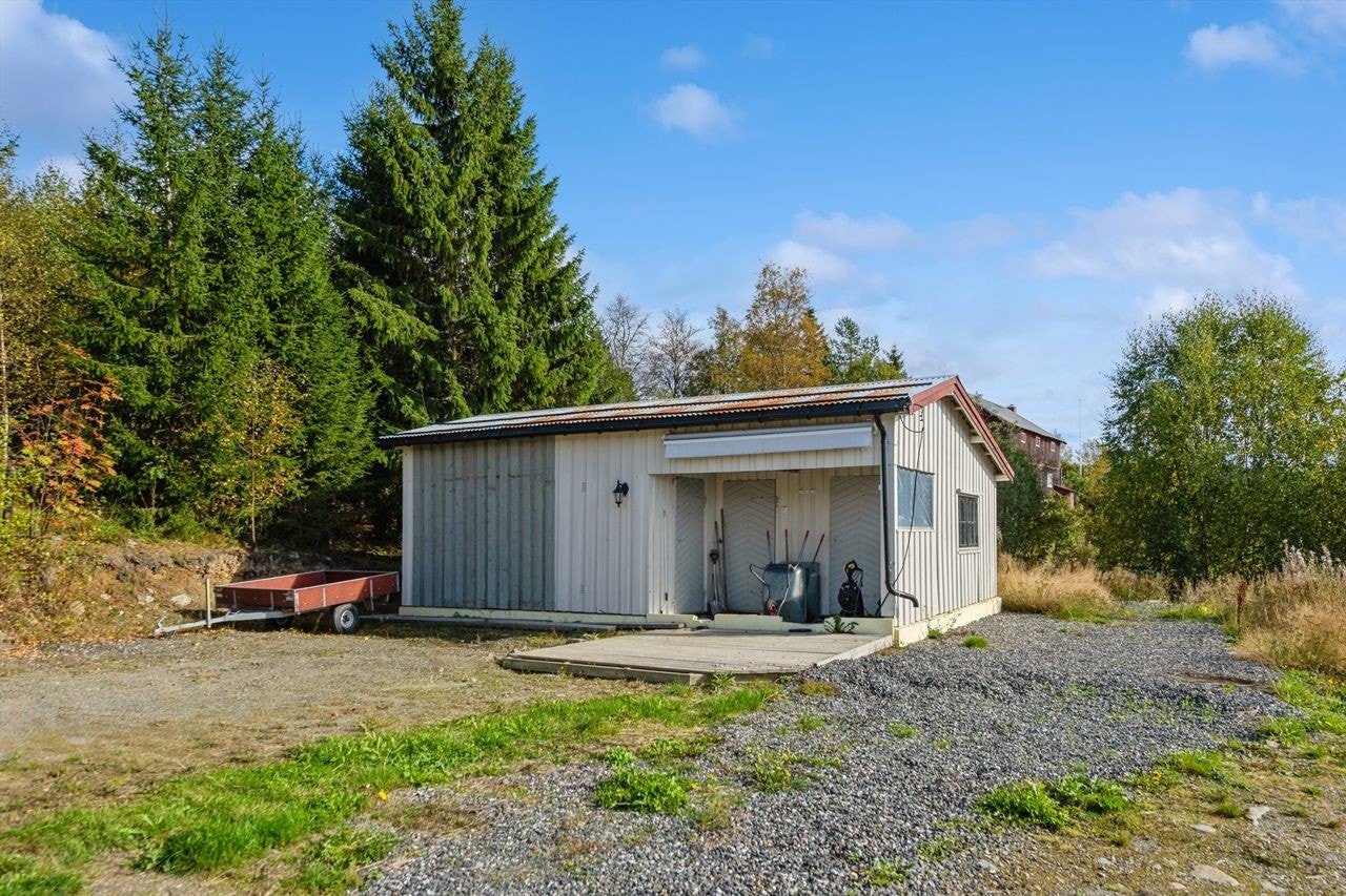 Garasje/uthus. I bygget er det gjort en del forberedende arbeider til vann og avløp. Galleribilde
