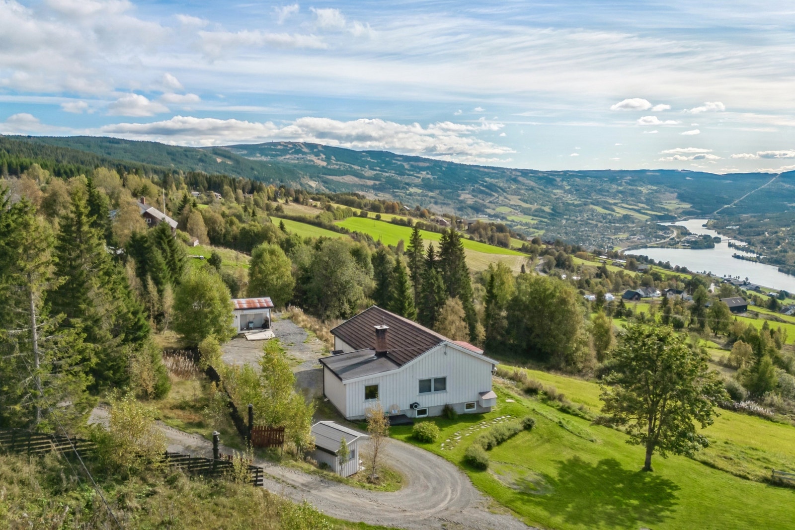 Velkommen til Midtbygdsvegen 590 - en idyllisk boligeiendom med nydelig utsikt mot Lågen, Øyer og Hafjell. Galleribilde