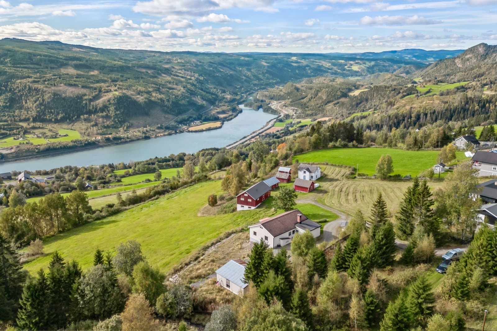 Utsikt over Lågen/Gillebufjorden og nordover i Gudbrandsdalen. Galleribilde