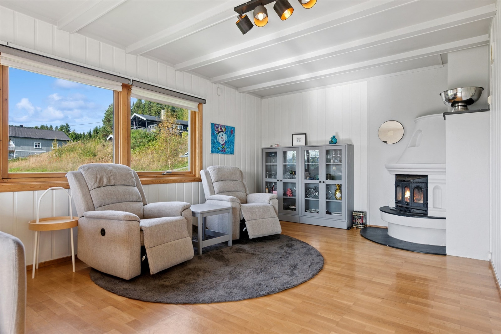 Stuen har også en hjørnepeis - perfekt når kalde høstkvelder melder seg. Galleribilde