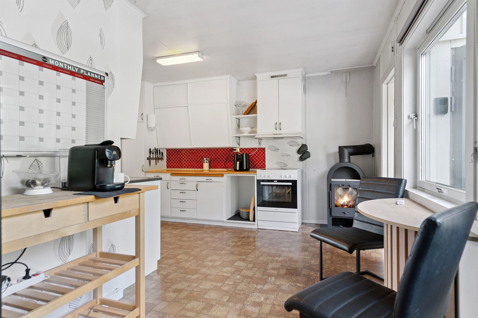 Kjøkkenet har også installert en vedovn for lun hygge. Galleribilde