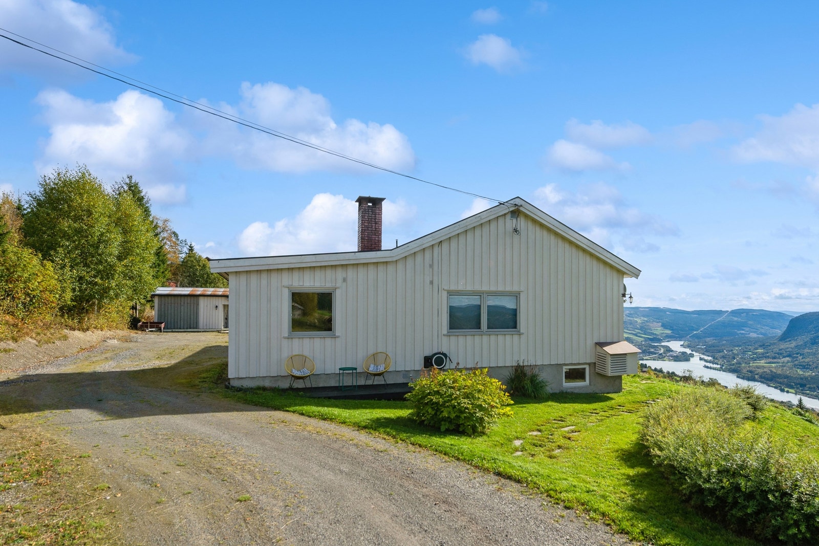 Innkjøring og gårdsplass. Galleribilde